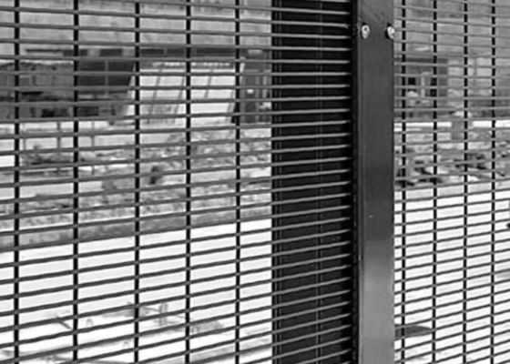 Okullar için kolay kurulumlu siyah kare delikli kaynaklı tel örgü panelleri