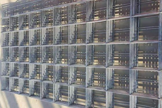 Q195 Saldırılmış Tel Ağı Panelleri Düşük Karbonlu Çelik kare veya dikdörtgen delik şekli