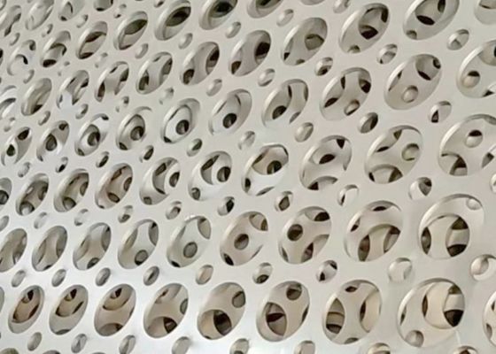 Mimarlık ve dekorasyon için özelleştirilebilir delik desenleri ve korozyona dirençli, güç kaplamalı delikli metal levha