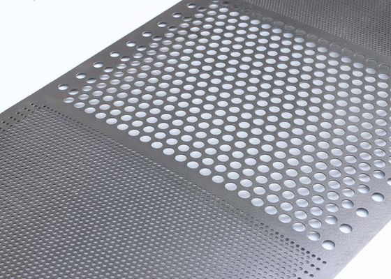 0.7mm beyaz delikli alüminyum levha dekorasyon için kare deliklerle