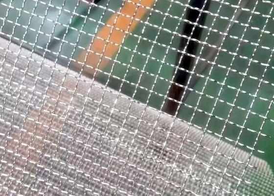 Ağır işleme dayanıklılığı ve korozyona dayanıklılığı olan düz üstlü eğri dokuma tel örgü ekranı