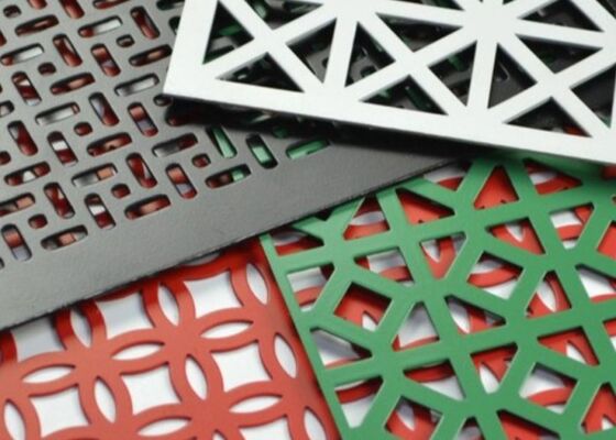 Düz delikli metal levha, cilalı, toz boyalı, galvanizli, 0,5 mm ila 10 mm kalınlık, ses kontrolü ve güvenlik uygulamaları için uygundur