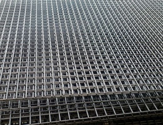 Panellerde veya rulolarda inşaat için düşük karbonlu çelik galvanizli kaynaklı tel örgü tabakaları